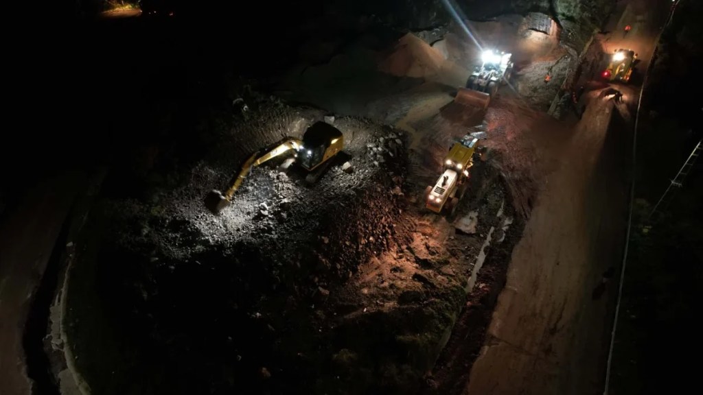 Kartepe’de taşkının kapattığı yol açıldı