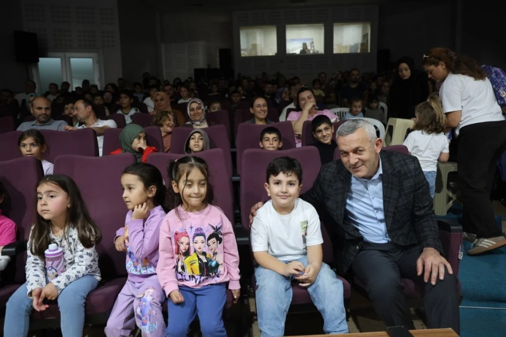 Kartepe'de tiyatro perdesi çocuklar için açıldı - 3. görsel
