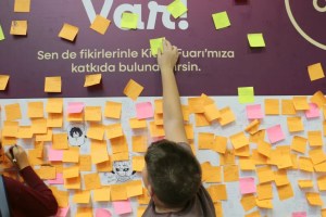 Kitap Fuarı’nda ziyaretçiler anılarını yazıyor