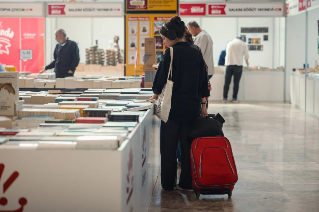 Kitapseverler fuardan valizlerle dönüyor - 2. görsel
