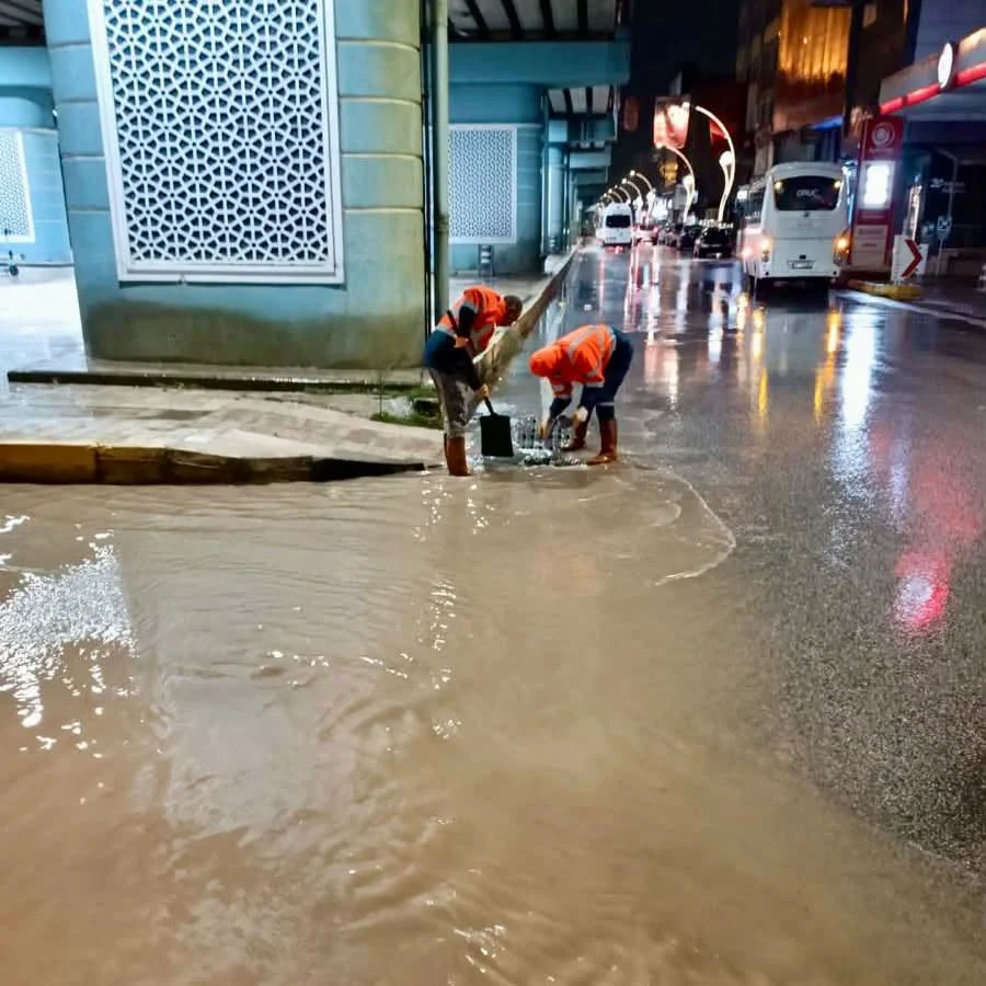 Körfez'de sağanak mesaisi sürüyor