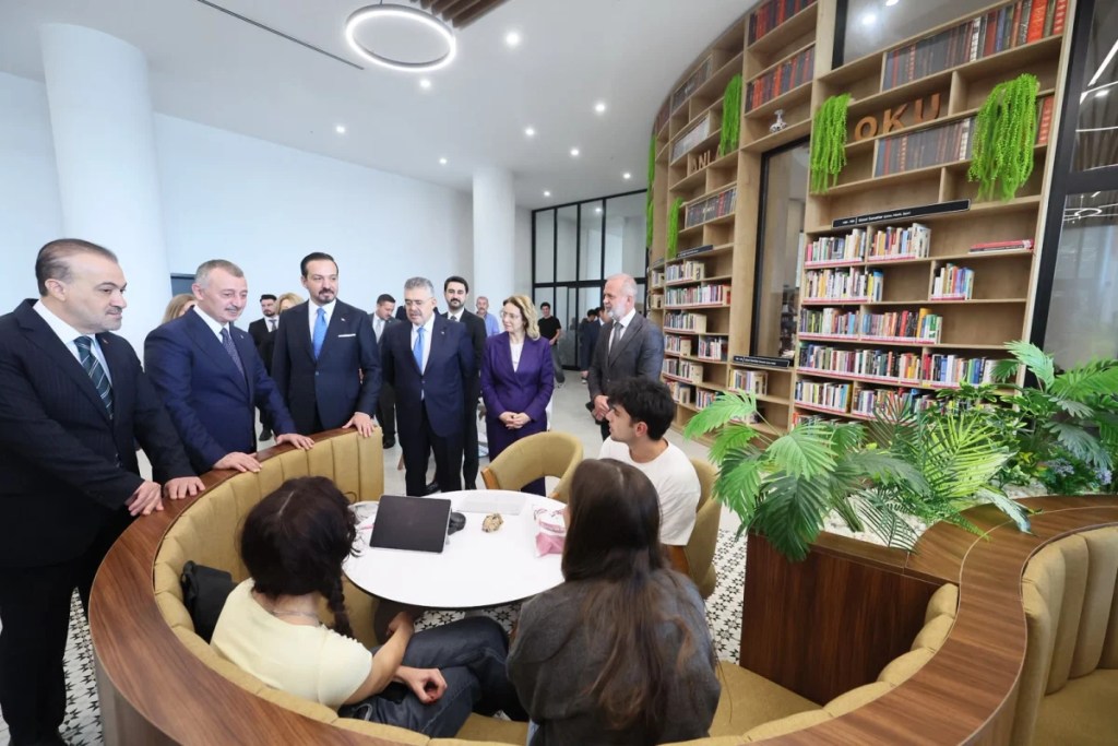 Kürşad Zorlu'dan Tahir Büyükakın'a övgü