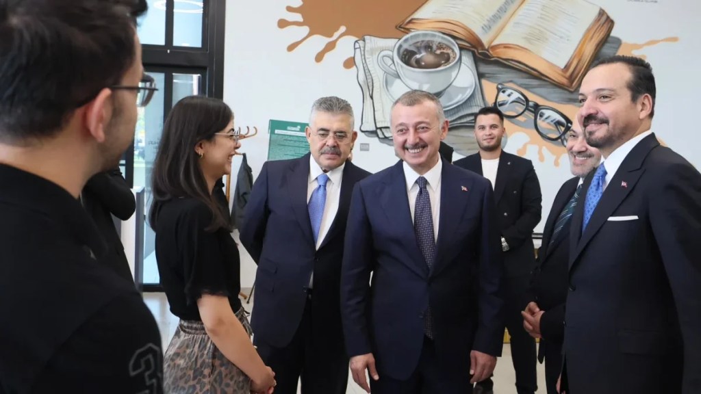 Kürşad Zorlu’dan Tahir Büyükakın’a övgü