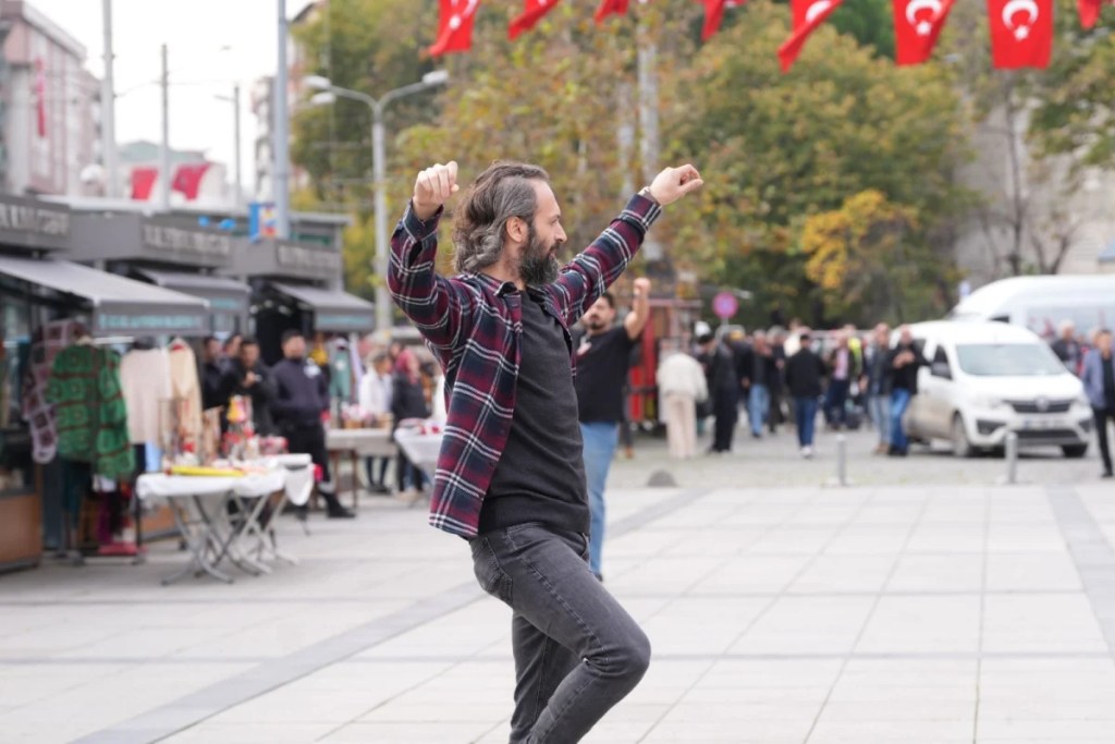 Meydanda 41 kişiyle sürpriz zeybek gösterisi