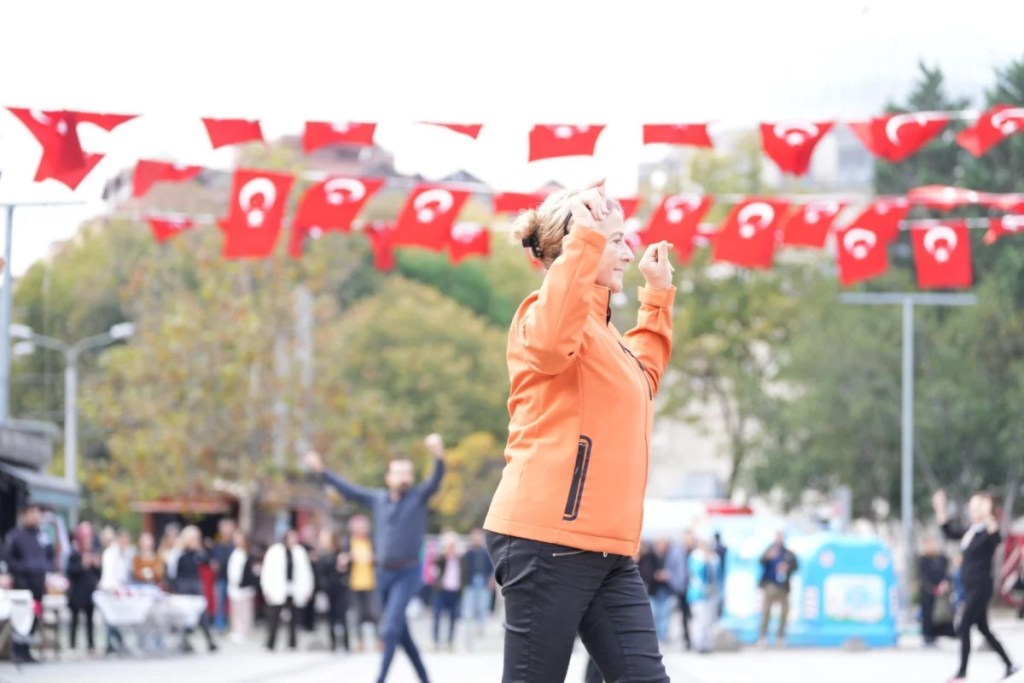 Meydanda 41 kişiyle sürpriz zeybek gösterisi - 2. görsel