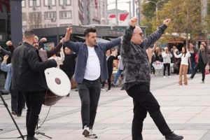 Meydanda 41 kişiyle sürpriz zeybek gösterisi