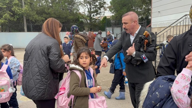 MHP Dilovası'ndan minik öğrencilere şemsiye