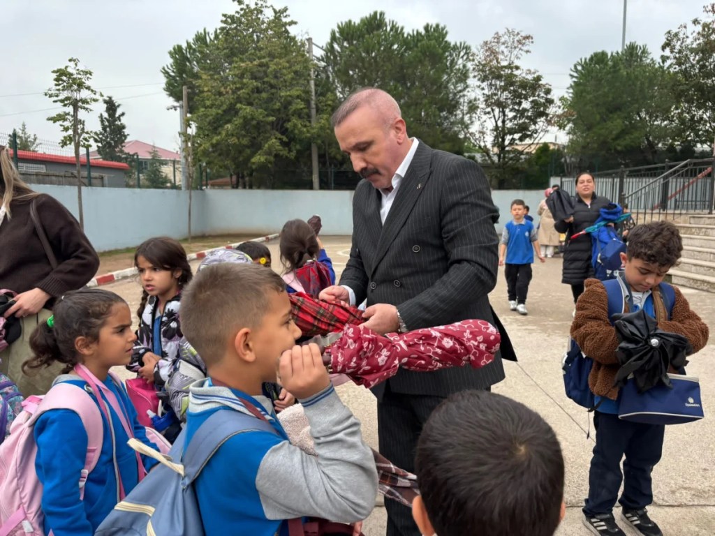 MHP Dilovası'ndan minik öğrencilere şemsiye - 2. görsel
