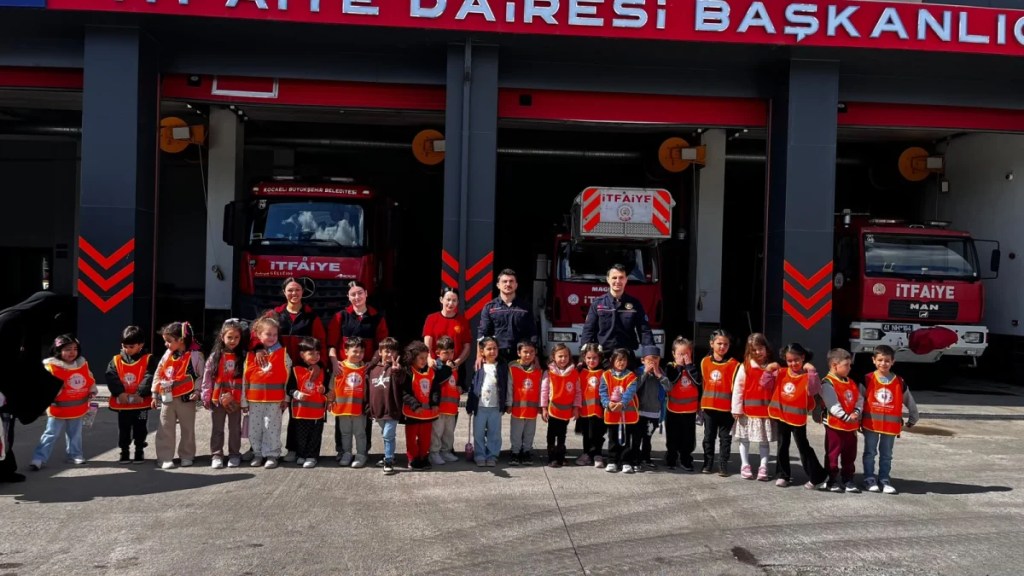 Minik öğrenciler itfaiyeyi ziyaret etti