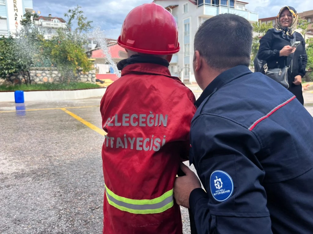 Minik öğrenciler itfaiyeyi ziyaret etti - 3. görsel