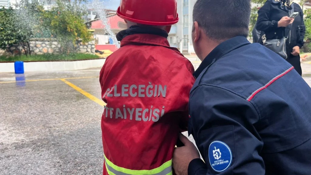 Minik öğrenciler itfaiyeyi ziyaret etti