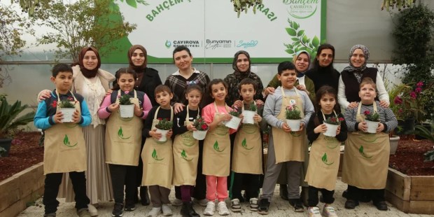 Minikler Bahçem Çayırova’da karanfil dikti