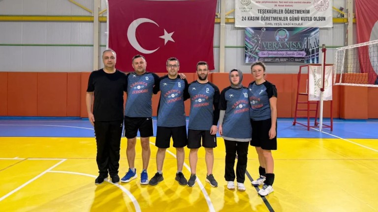 Öğretmenler şampiyonluk kupası için sahada