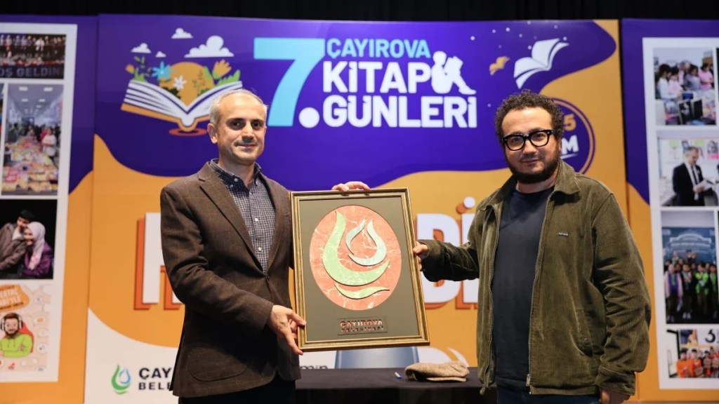 Oytun Erbaş Çayırova’da okurlarıyla buluştu