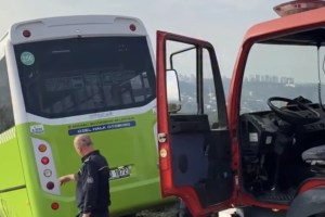 Park ettiği otobüsün altında kalan sürücü can verdi!