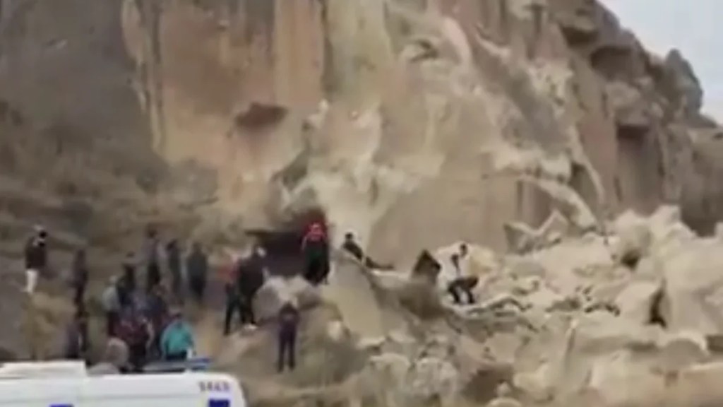 Peribacasından kopan kaya 2 can aldı!
