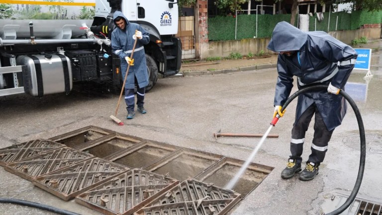 Sağanak öncesi Gebze’de mazgal temizliği