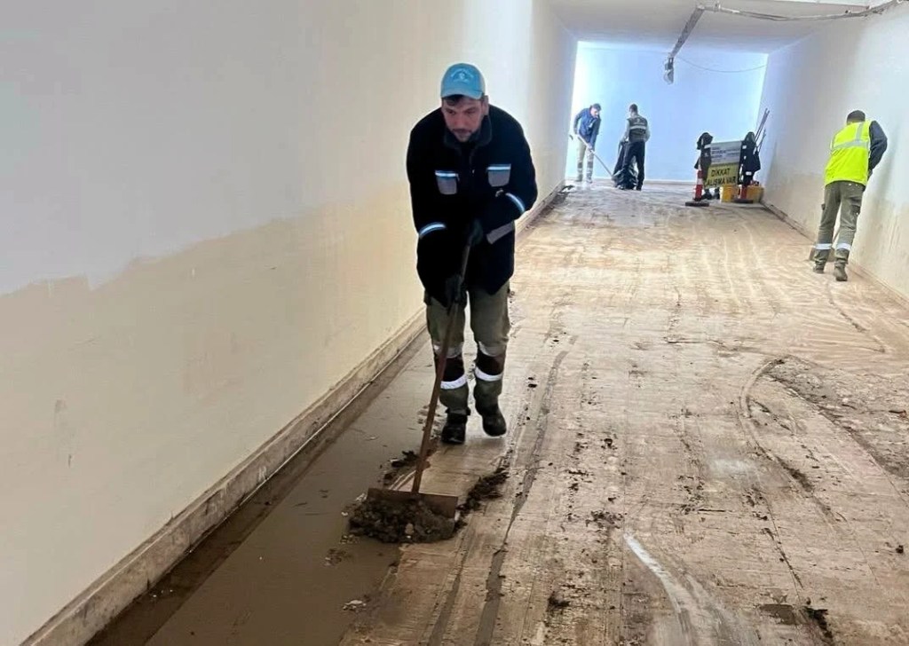 Sağanak sonrası Kocaeli'de temizlik mesaisi - 2. görsel