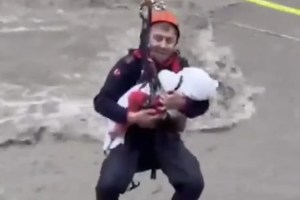 Sapanca’da mahsur kalan bebeği AFAD kurtardı!