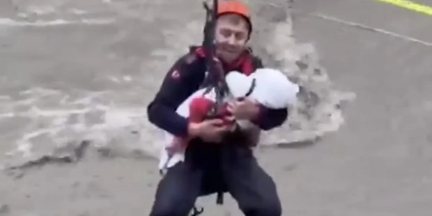 Sapanca’da mahsur kalan bebeği AFAD kurtardı!
