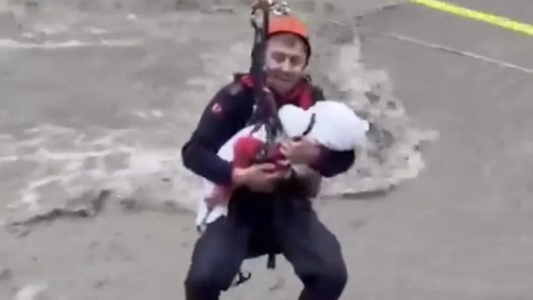 Sapanca’da mahsur kalan bebeği AFAD kurtardı!