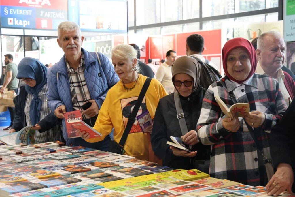 Saygınlar Kulübü kitap fuarında buluştu