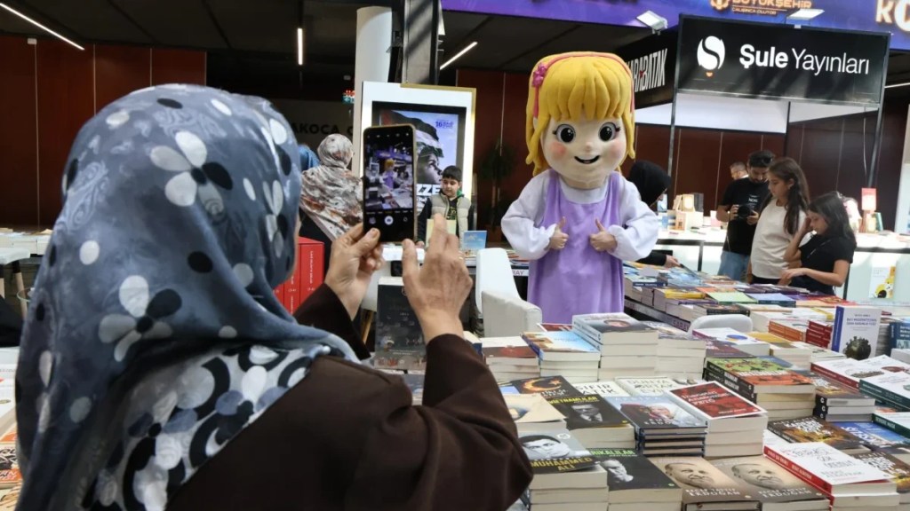 Saygınlar Kulübü kitap fuarında buluştu