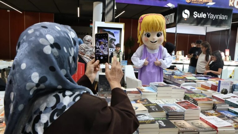 Saygınlar Kulübü kitap fuarında buluştu