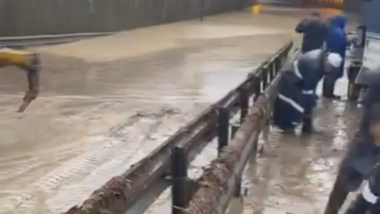 Seymen Battı Çıktı Trafiğe Kapatıldı!