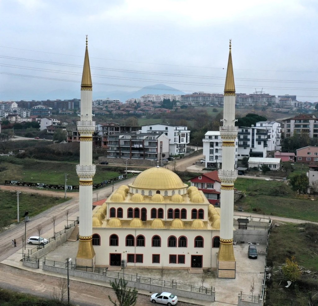 Tehlikeli minareler çelikle yenileniyor