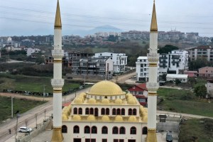 Tehlikeli minareler çelikle yenileniyor