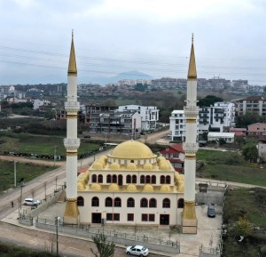 Tehlikeli minareler çelikle yenileniyor
