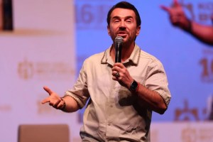Uğur Arslan kitap fuarında sevenleriyle buluştu