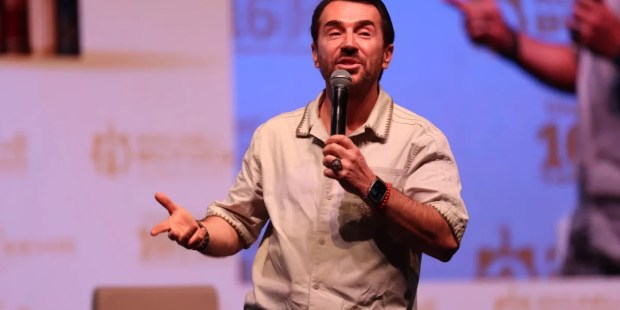 Uğur Arslan kitap fuarında sevenleriyle buluştu