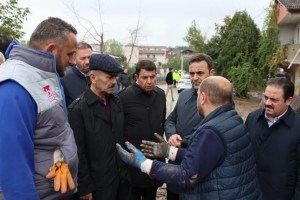 Vali Aktaş Başiskele’de sel bölgesini inceledi