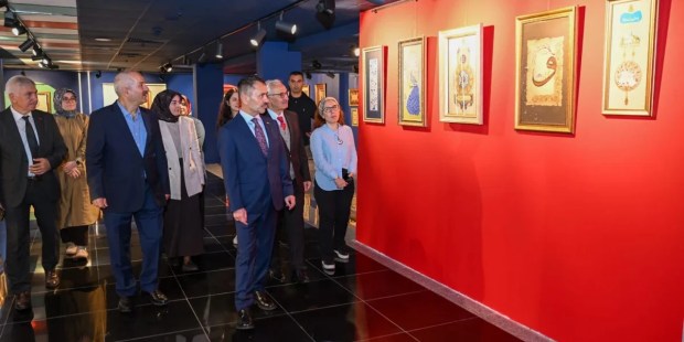 Vali Aktaş geleneksel sanat sergisini gezdi